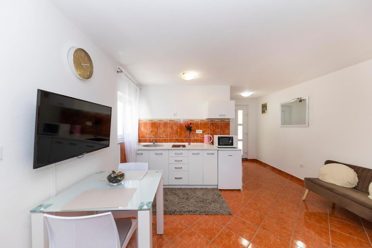 Apartmani Valentina Apartment *
